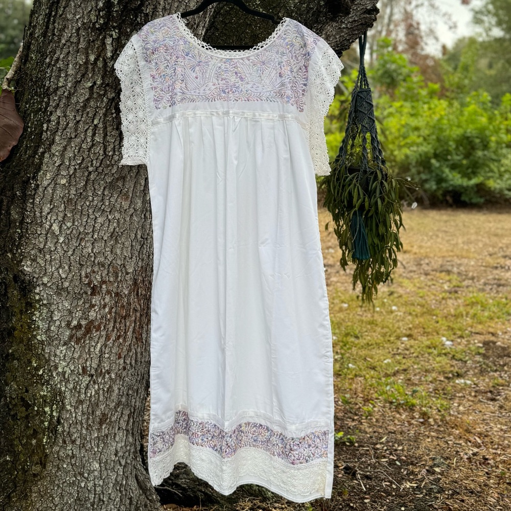 XL Vtg.Oaxaca Handmade embroidered white+purple maxi dress with crochet details.